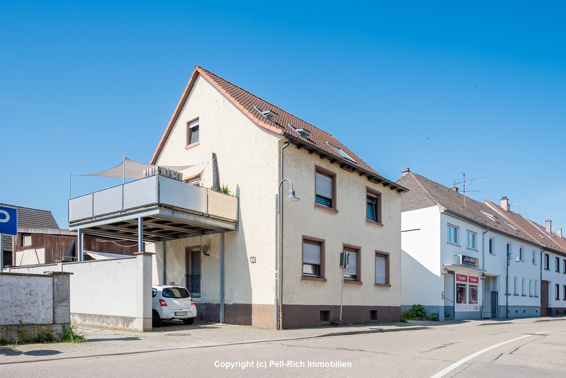 ZWEI FÜR EINS: Dreifamilienhaus mit potentiellem Bauplatz in Stutensee-Blankenloch im Verkauf